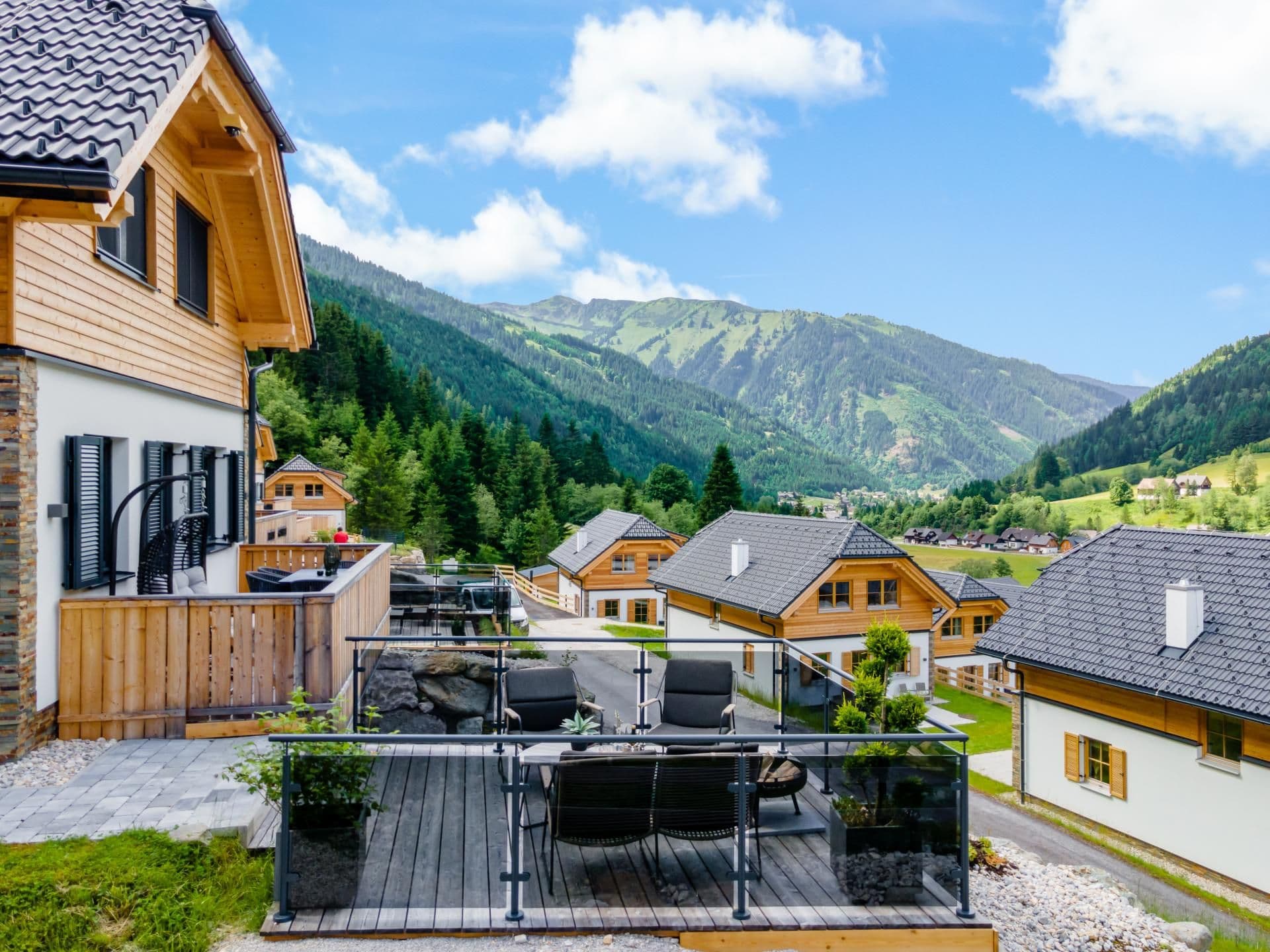 Uitzicht op de bergen op een zonnige dag vanuit het terras aan de voorkant van Chalet Hirschblick